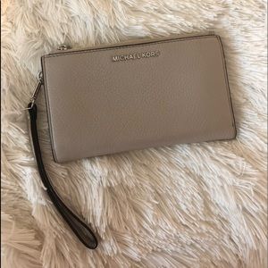 MICHAEL KORS Adele leather wristlet